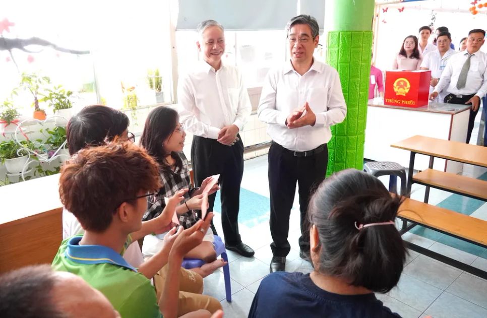 Phó Bí thư Thành ủy TPHCM Nguyễn Phước Lộc thăm, động viên các cử tri đặc biệt