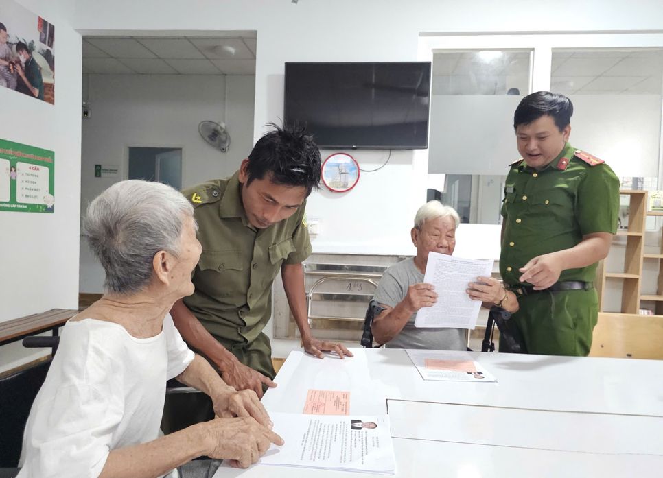 35 cụ ông và cụ bà của Viện dưỡng lão Tâm An được cán bộ phường Linh Xuân đến đến hướng dẫn thông tin bầu cử