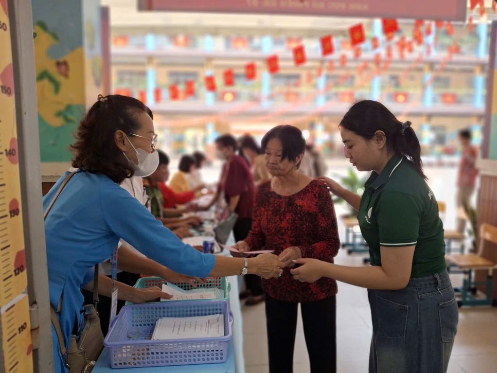 Bà Nguyễn Thị Thềm - 80 tuổi tham gia bầu cử