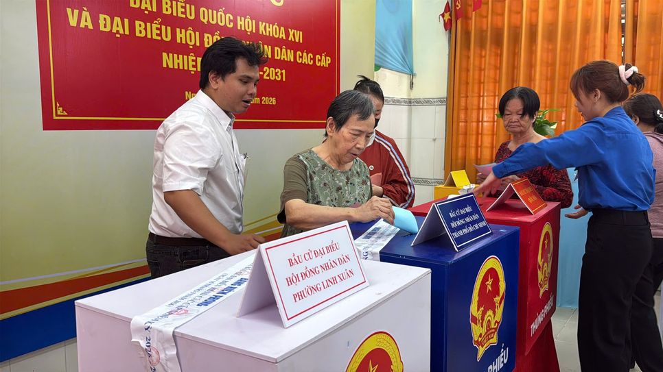 Bà Võ Thị Sương - 80 tuổi là một trong những người cao tuổi nhất quyết đến tận nơi để tham gia bỏ phiếu bầu cử