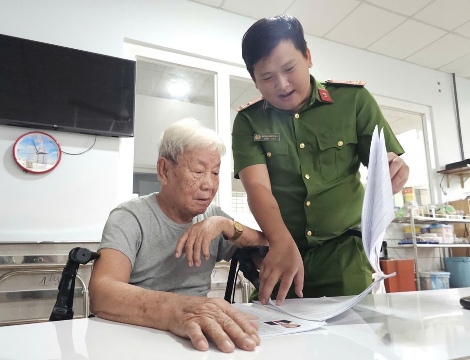 Cán bộ phường Linh Xuân đến Viện dưỡng laọ Tâm An hướng dẫn thông tin bầu cử cho người cao tuổi