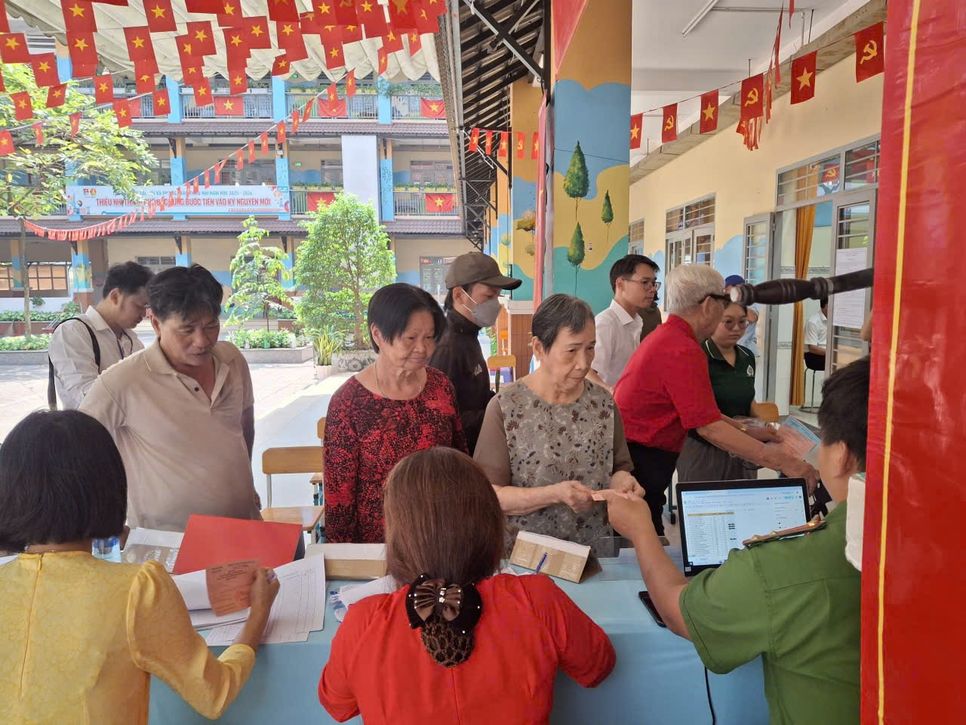 Dù đôi tay có run nhưng những người cao tuổi vẫn muốn gửi gắm niềm tin vào tương lai của đất nước