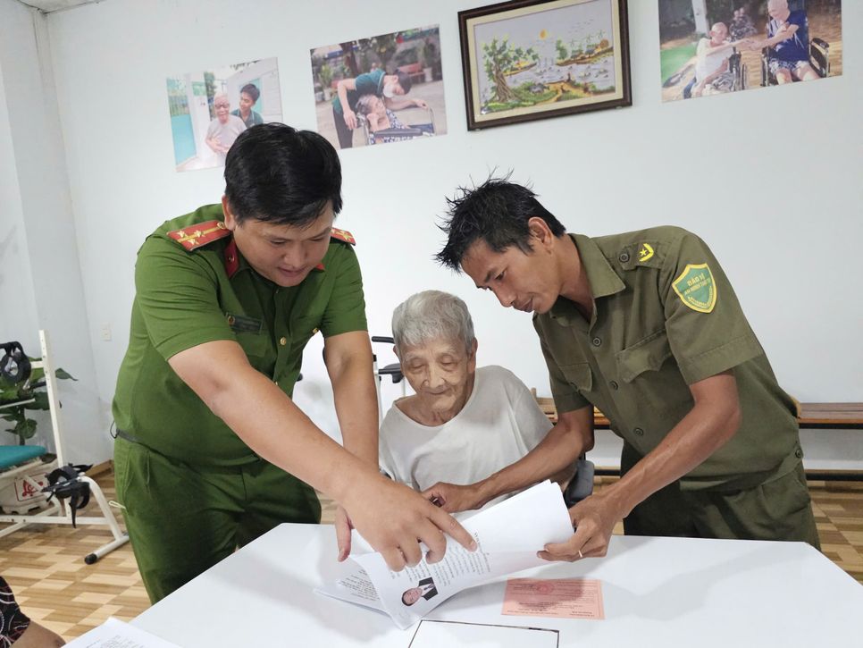 Nhiều cụ ông ở Viện dưỡng lão Tâm An được án bộ phường Linh Xuân hướng dẫn thông tin bầu cử