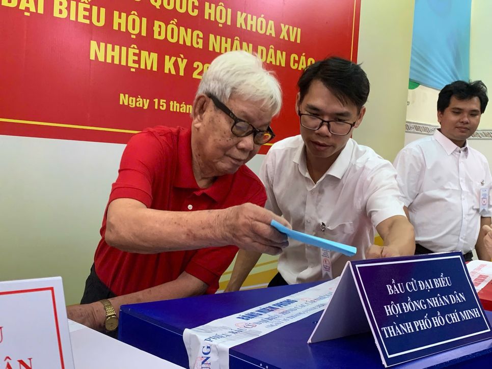 Ông Bùi Thanh Nghĩa - 93 tuổi, dù đi lại khó khăn nhưng vẫn muốn tham gia Ngày hội toàn dân