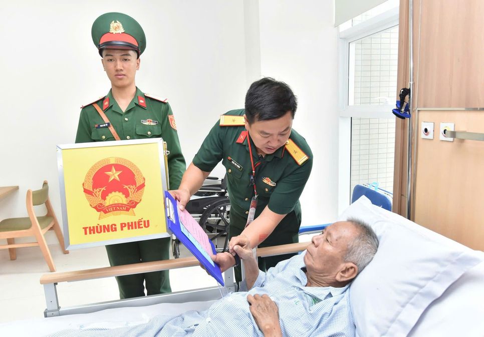 Cán bộ tổ bầu cử mang thùng phiếu lưu động đến Bệnh viện Quân y 175 để bệnh nhân đang điều trị thực hiện quyền bầu cử đại biểu Quốc hội khóa XVI và đại biểu HĐND các cấp nhiệm kỳ 2026 - 2031 Cán bộ tổ bầu cử mang thùng phiếu lưu động đến Bệnh viện Quân y 175 để bệnh nhân đang điều trị thực hiện quyền bầu cử đại biểu Quốc hội khóa XVI và đại biểu HĐND các cấp nhiệm kỳ 2026 - 2031