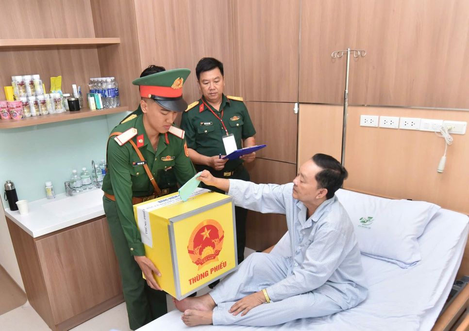 Để bảo đảm mọi công dân đều được thực hiện quyền bầu cử, các tổ bầu cử trên địa bàn Thành phố đã triển khai thùng phiếu lưu động tại những nơi có cử tri không thể trực tiếp đến khu vực bỏ phiếu Để bảo đảm mọi công dân đều được thực hiện quyền bầu cử, các tổ bầu cử trên địa bàn Thành phố đã triển khai thùng phiếu lưu động tại những nơi có cử tri không thể trực tiếp đến khu vực bỏ phiếu