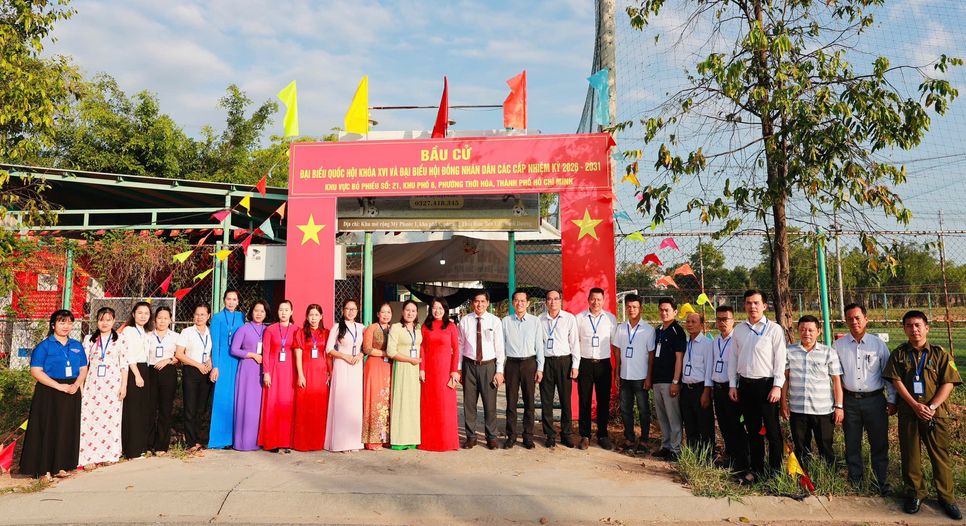 Bà Nguyễn Thị Ánh Hoa - UV BCH Đảng bộ TP.HCM, Chủ tịch HĐTV Saigontourist cùng lãnh đạo địa phương và nhân dân tham dự lễ khai mạc bầu cử tại khu vực bỏ phiếu 21, phường Thới Hòa