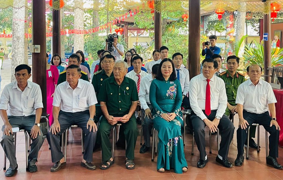 Bà Trương Thị Bích Hạnh - Ủy viên Ban Thường vụ Thành ủy, Phó chủ tịch Thường trực Ủy ban Mặt trận Tổ quốc Việt Nam TP.HCM (áo dài xanh) có mặt từ sớm để tham dự lễ khai mạc cùng lãnh đạo địa phương và nhân dân ở phường Dĩ An