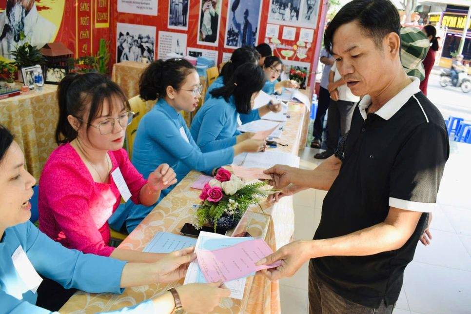 Hướng dẫn tận tình cử tri trước khi vô phòng kín chọn đại biểu để bầu cử