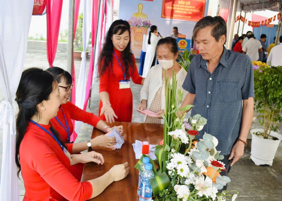 Nhiều cử tri tại phường Tân Đông Hiệp cũng bày tỏ kỳ vọng sau khi địa phương được sắp xếp lại đơn vị hành chính. Ông Lê Văn Bình (khu phố Tân Long) cho rằng việc hợp nhất phường sẽ giúp công tác quản lý đô thị hiệu quả hơn. “Khu vực này dân cư ngày càng đông, nếu bộ máy quản lý được tổ chức lại hợp lý thì việc giải quyết các vấn đề như giao thông, môi trường hay trật tự đô thị sẽ thuận lợi hơn”, ông nói.