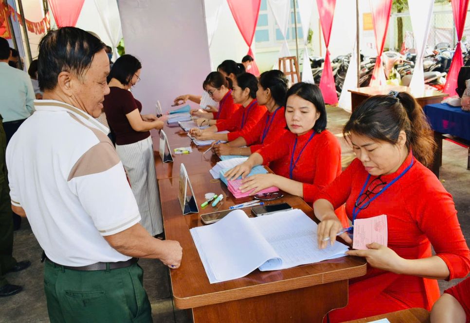 Ông Đồng Vũ Sĩ Khanh cho biết ông cảm thấy rất vui khi được trực tiếp lựa chọn những đại biểu mà mình tin tưởng tại điểm bầu cử số 1 phường Tân Đông Hiệp