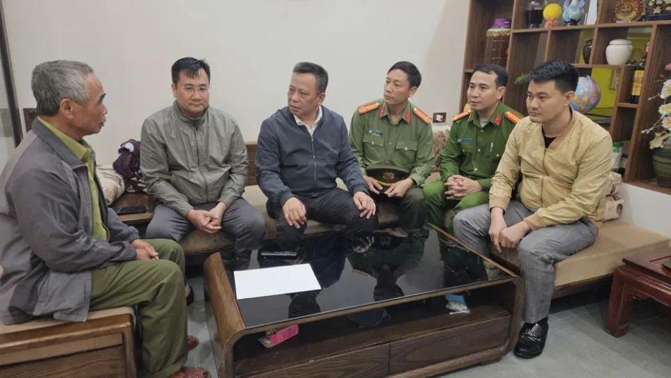 Lãnh đạo Công an tỉnh Hưng Yên hỏi thăm, động viên gia đình nạn nhân. Ảnh: CÔNG AN TỈNH HƯNG YÊN Lãnh đạo Công an tỉnh Hưng Yên hỏi thăm, động viên gia đình nạn nhân. Ảnh: CÔNG AN TỈNH HƯNG YÊN