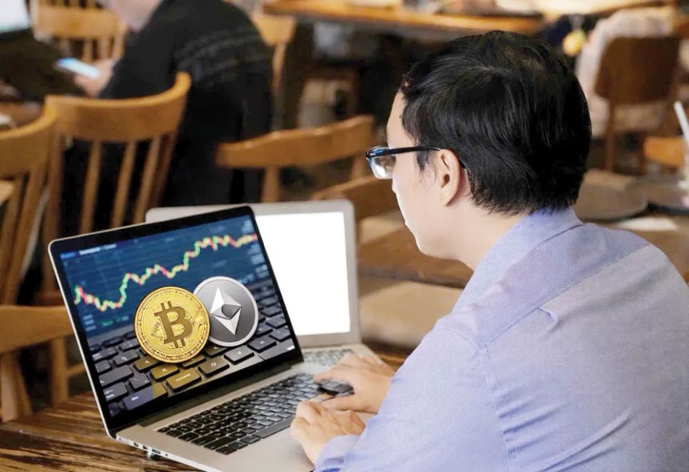 Nhà đầu tư theo dõi diễn biến giá các loại tài sản mã hóa trên một ứng dụng giao dịch. Ảnh: HOÀNG HÙNG