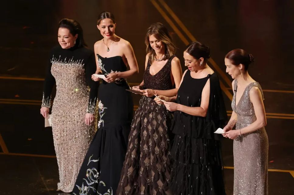 <i>Melissa McCarthy, Rose Byrne, Kristen Wiig, Maya Rudolph và Ellie Kemper công bố hạng mục Âm thanh và nhạc nền. Ảnh: Getty Images</i> <i>Melissa McCarthy, Rose Byrne, Kristen Wiig, Maya Rudolph và Ellie Kemper công bố hạng mục Âm thanh và nhạc nền. Ảnh: Getty Images</i>