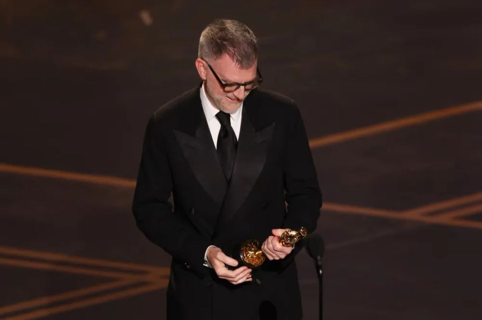 <i>Paul Thomas Anderson nhận giải Kịch bản chuyển thể xuất sắc. Ảnh: Getty Images</i> <i>Paul Thomas Anderson nhận giải Kịch bản chuyển thể xuất sắc. Ảnh: Getty Images</i>