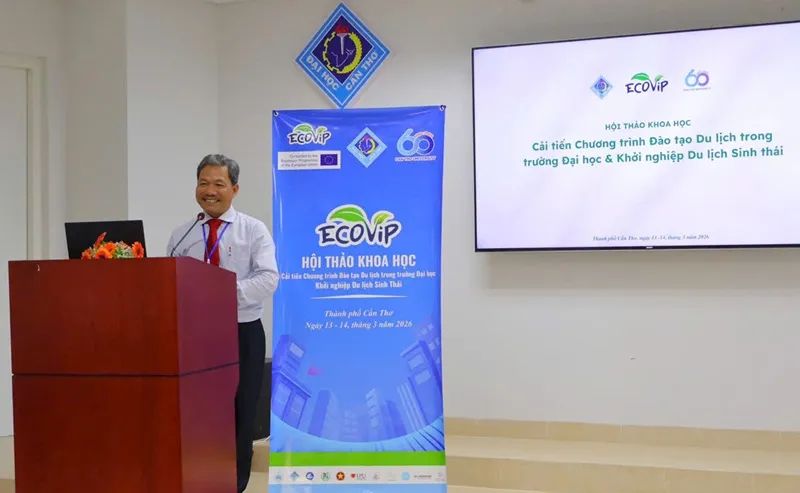 Diễn giả trao đổi tại hội thảo Diễn giả trao đổi tại hội thảo