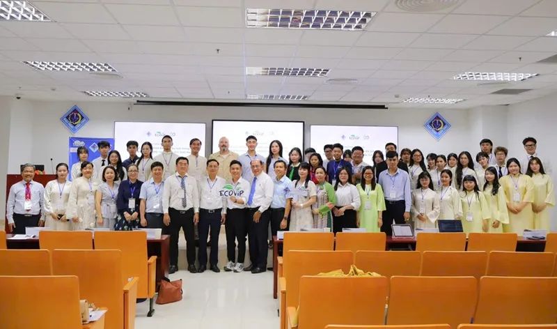 Đông đảo các đại biểu tham dự hội thảo Đông đảo các đại biểu tham dự hội thảo