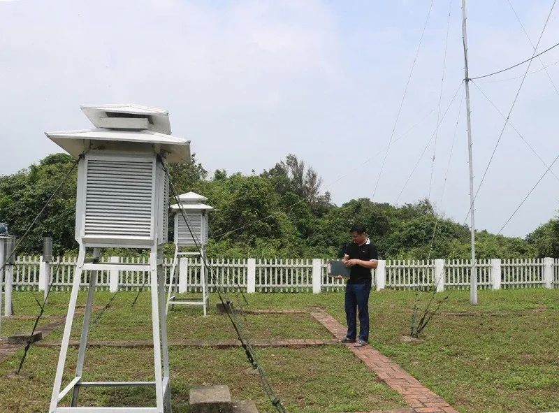 Cán bộ quan trắc thu thập dữ liệu thời tiết. Ảnh minh họa: Cục Khí tượng - thủy văn