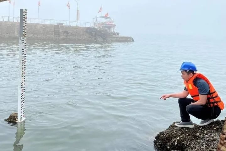 Cán bộ thủy văn thu thập số liệu mực nước biển tại Trạm Thủy văn Hòn Dáu (Hải Phòng). Ảnh: Cục Khí tượng - thủy văn