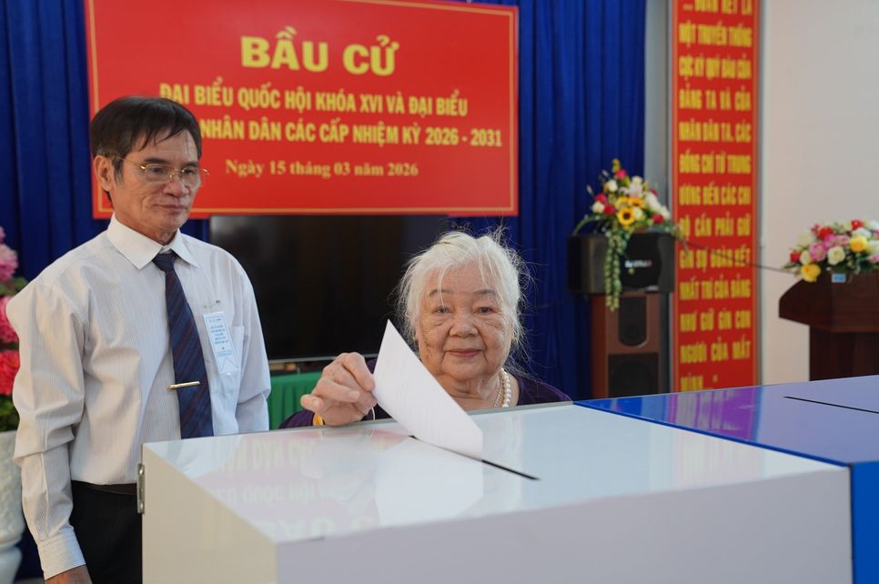 Người dân Thành phố thực hiện quyền bầu cử của mình. Ảnh: Hưng Khánh Người dân Thành phố thực hiện quyền bầu cử của mình. Ảnh: Hưng Khánh