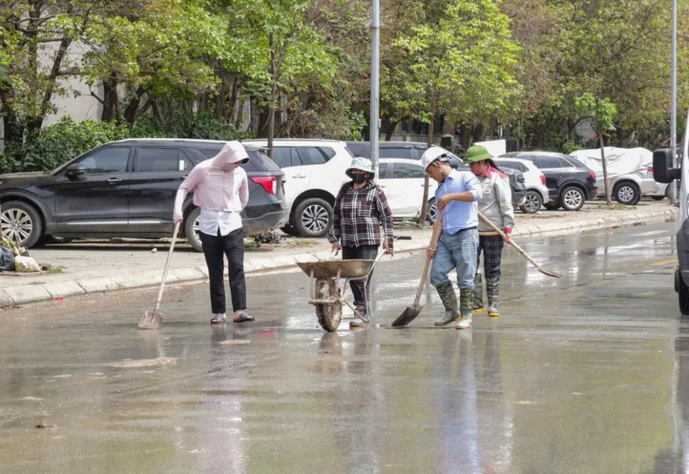 Chiều 16-3, đơn vị vận chuyển đất thải và các cơ quan liên quan tiến hành dọn dẹp, vệ sinh mặt đường có bùn đất rơi. Ảnh: NGUYỄN TIẾN