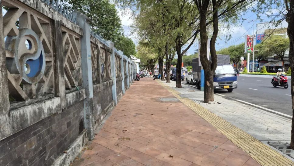 Khu vực vỉa hè trước Bệnh viện Y học cổ truyền Cần Thơ hiện đã sạch, đẹp