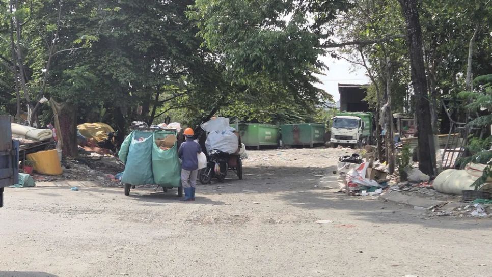 Các xe rác nhỏ tập kết về điểm trung chuyển rác Thới Nhựt