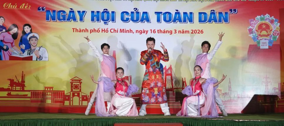 Ca sĩ Quốc Đại biểu diễn ca khúc “Giai điệu Việt Nam mình”. Ảnh: THÚY BÌNH