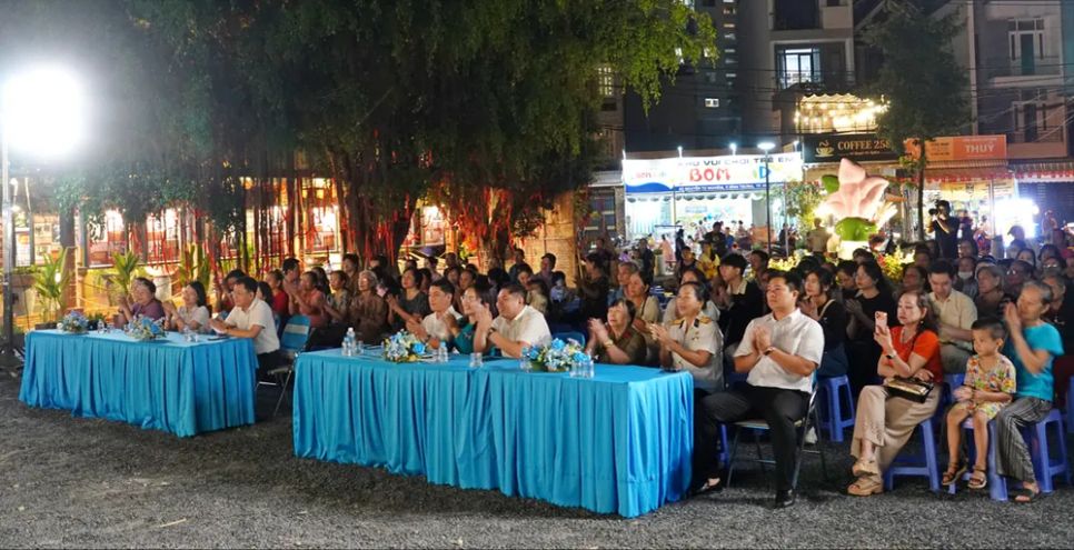 Các đại biểu và người dân phường Bình Trưng thưởng thức các tiết mục tại chương trình. Ảnh: THÚY BÌNH