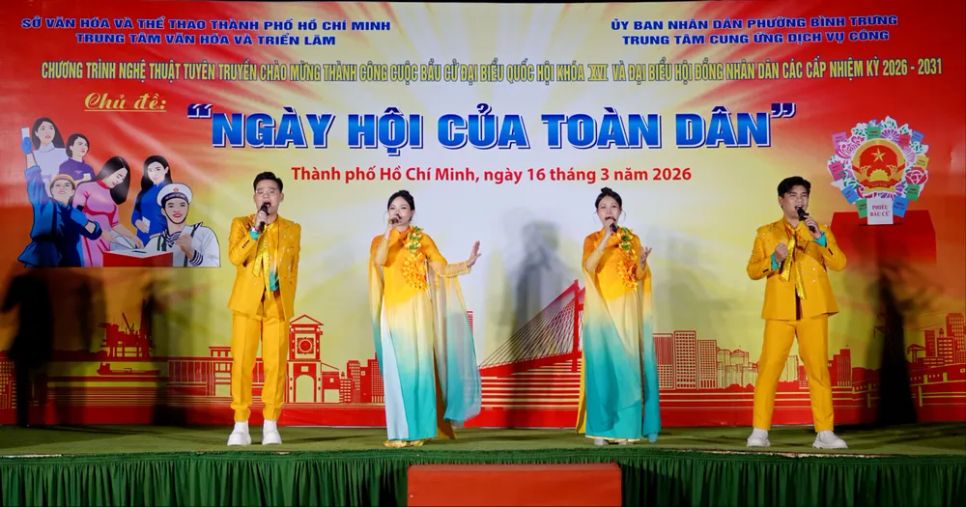 Nhóm ca Nam Sài Gòn biểu diễn tiết mục ca múa mashup “Quốc hội Việt Nam sáng mãi niềm tin - Việt Nam tự hào tiếp bước tương lai”. Ảnh: THÚY BÌNH