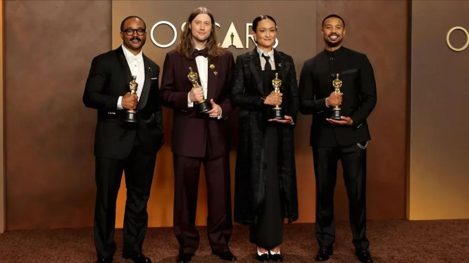 Đạo diễn Ryan Coogler cùng các cộng sự Ludwig Göransson, Autumn Durald Arkapaw và Michael B. Jordan với chiến thắng tại Oscar 2026 cho phim Sinners. ẢNH: GETTY IMAGES