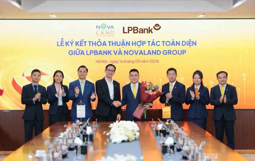 Ông Hồ Nam Tiến, Chủ tịch HĐQT LPBank (phải) và ông Bùi Cao Nhật Quân, Chủ tịch Hội đồng điều hành Novaland (trái) trao hoa kỷ niệm
