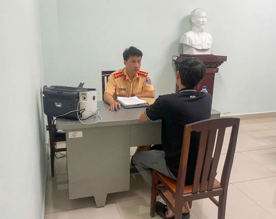 Cán bộ Phòng CSGT Công an TPHCM làm việc với ông D.T.Q.