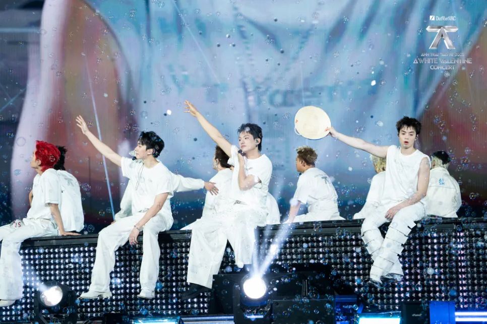 <i>Các anh trai xuất hiện trong trang phục trắng trình diễn tại sự kiện. Ảnh: VieChannel</i>