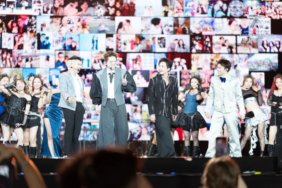 <i>Hình ảnh các cặp đôi do người hâm mộ gửi được chiếu tại sân khấu. Ảnh: VieChannel</i>