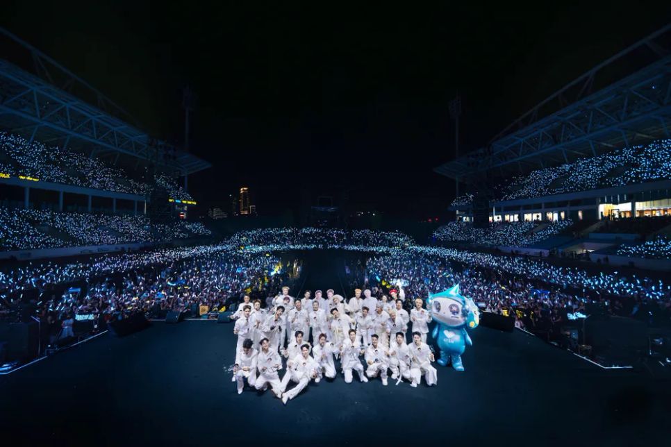 <i>Sắc trắng tràn ngập trong concert. Ảnh: VieChannel</i>