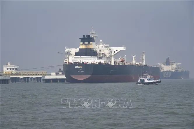 Tàu chở dầu Shenlong mang cờ hiệu Liberia cập cảng Mumbai ở Ấn Độ, sau khi khởi hành từ cảng Ras Tanura của Saudi Arabia và đi qua eo biển Hormuz, ngày 12-3-2026. Ảnh: ANADOLU AGENCY/TTXVN