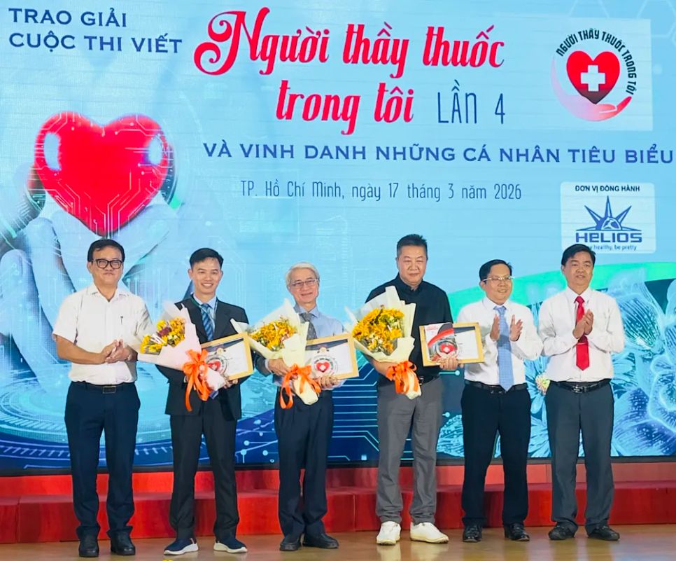 Đại biểu tặng hoa tri ân các bác sĩ là nhân vật được phản ánh trong các tác phẩm đoạt giải