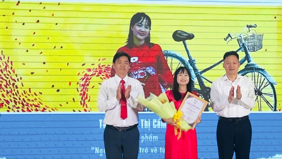 Phó Trưởng ban Tuyên giáo và Dân vận Thành ủy TPHCM Lê Văn Minh, trao giấy chứng nhận cho tác giả đoạt giải nhì.