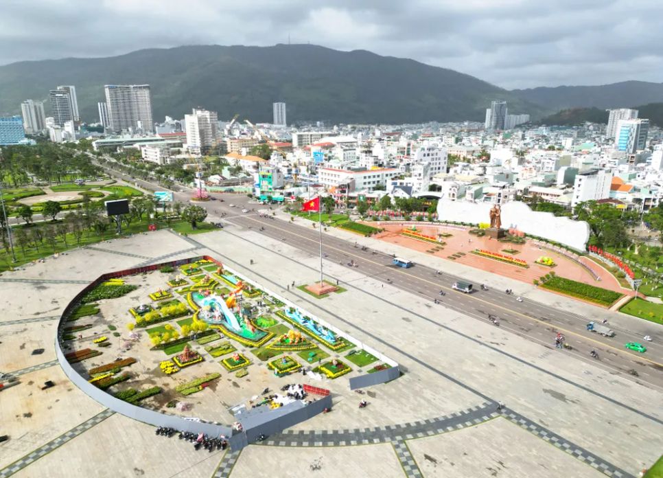 Đêm khai mạc được tổ chức tại Quảng trường Nguyễn Tất Thành. Ảnh: NGỌC OAI