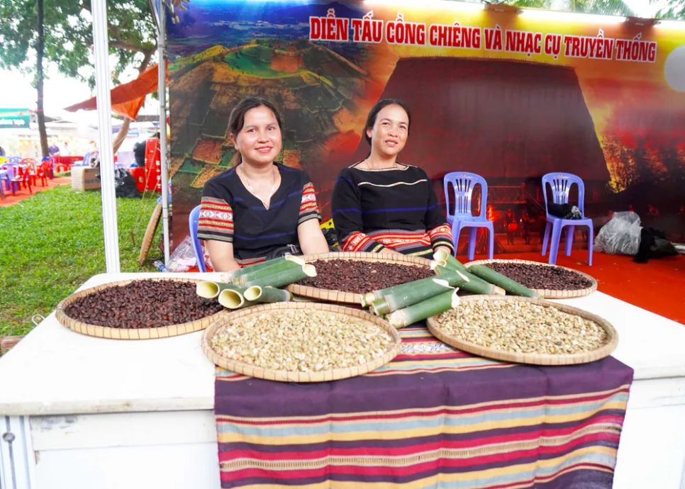 Nghệ nhân đại ngàn Gia Lai giới thiệu văn hóa cà phê độc đáo tại một lễ hội du lịch năm 2025. Ảnh: NGỌC OAI