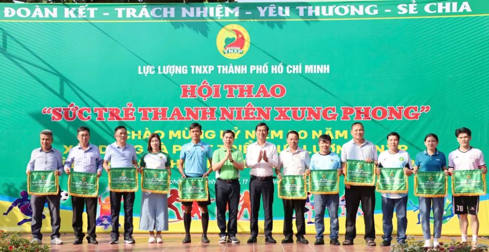 Ban Tổ chức trao cờ lưu niệm đến các đơn vị tham dự hội thao