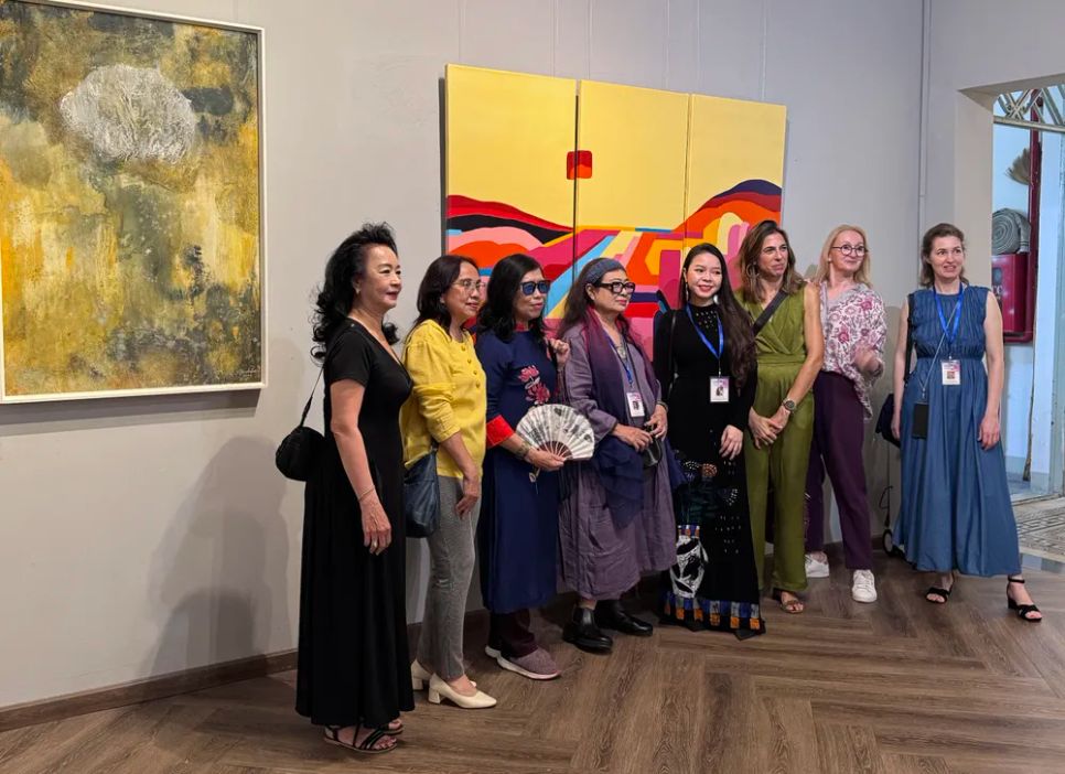 Các họa sĩ Việt- Pháp chụp hình lưu niệm tại triển lãm