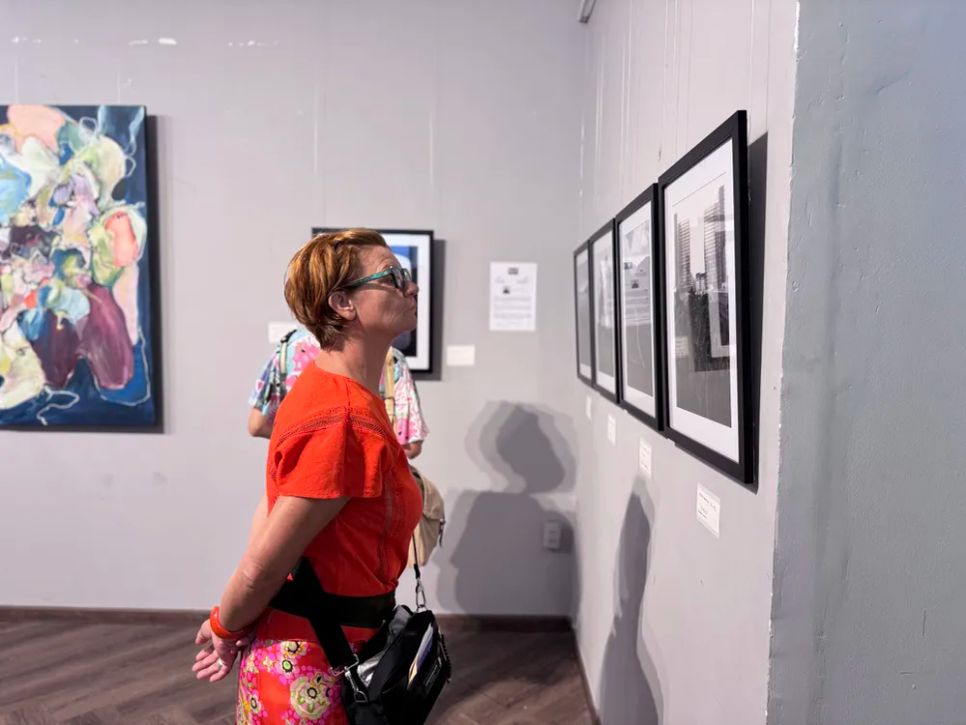 Khách tham quan triển lãm