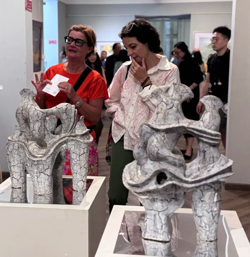 Khách tham quan triển lãm