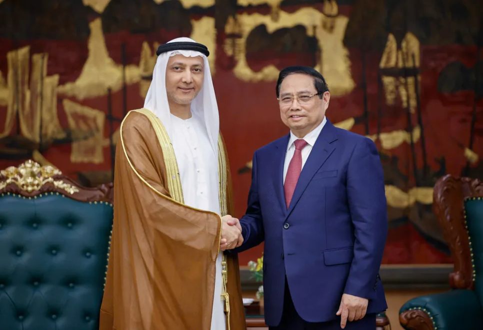 Thủ tướng Phạm Minh Chính tiếp Đại sứ Các Tiểu vương quốc Ả Rập Thống nhất tại Việt Nam Bader Abdullah Almatrooshi. Ảnh: VIẾT CHUNG