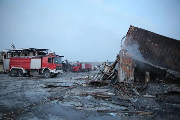 Lực lượng cứu hỏa làm việc tại hiện trường. Ảnh: EPA-YONHAP