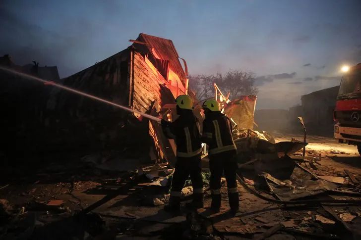 Lực lượng cứu hỏa nỗ lực dập tắt đám cháy tại hiện trường. Ảnh: EPA-YONHAP