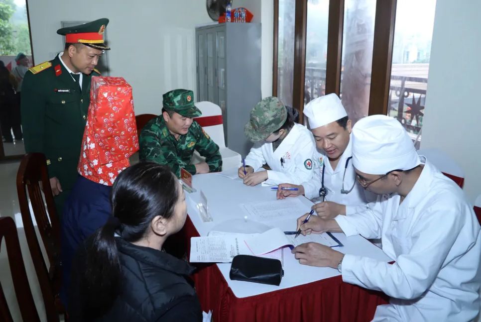 Đội ngũ quân y hai nước khám bệnh cho người dân khu vực biên giới. Ảnh: BQP