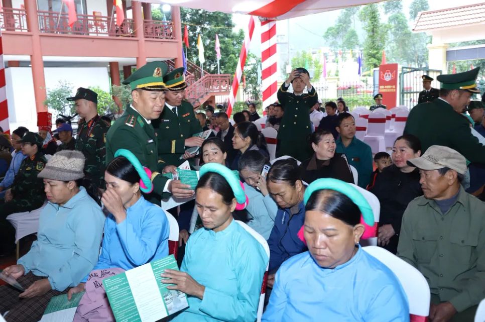 Đông đảo nhân dân khu vực biên giới tham gia chương trình khám chữa bệnh. Ảnh: BQP